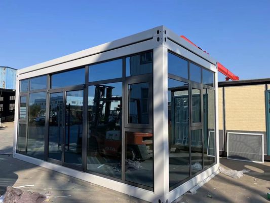 Λοξοφόρο προετοιμασμένη βίλα σπίτι με κοντέινερ με αλουμινένια παράθυρα και μοντέρνο σχεδιασμό