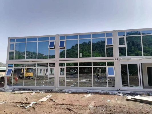 Λοξοφόρο προετοιμασμένη βίλα σπίτι με κοντέινερ με αλουμινένια παράθυρα και μοντέρνο σχεδιασμό